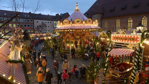 Auf dem Hans-Sachs-Platz befindet sich die Kinderweihnacht, die (nicht nur) die Kleinsten glücklich macht. Leckere Düfte, ein historisches Karussell und viele leuchtende Kinderaugen machen den Besuch der Nürnberger Kinderweihnacht zum Genuss.