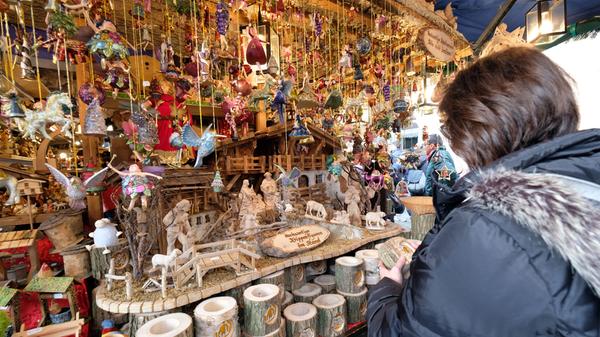 So viele liebevoll dekorierte Buden mit Weihnachtspyramiden, Christbaumschmuck und Krippenfiguren - da kommen die Deko-Ideen für Zuhause ganz von selbst. Wer Weihnachten liebt, wird wohl das ein oder andere Mal den Geldbeutel zücken.