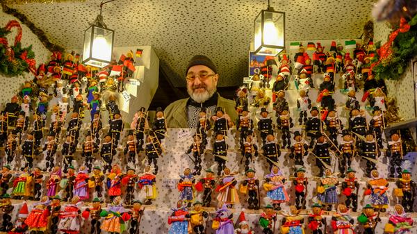 Die Zwetschgenmännchen (fränkisch: "Zwetschgermoh") gehören fest zum fränkischen Weihnachtsbrauchtum. Zahlreiche Stände verkaufen die fantasievoll gestalteten Figuren, die in keinem Wohnzimmer fehlen dürfen. Ob im Krankenschwestern-Outfit, oder im Clubtrikot - jeder findet den Zwetschgermoh, der zu ihm passt.