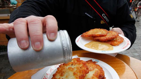 Eine Speise die auf keinem Weihnachtsmarkt-Besuch fehlen darf: "Baggers" sind fränkische Kartoffelpuffer, die mit etwas Apfelmus auch in der Weihnachtszeit überaus beliebt sind. Zugreifen ist Pflicht, ihr Gaumen wird es Ihnen danken.