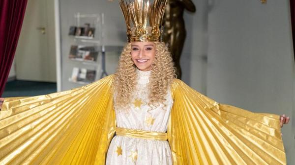 Die 17-jährige Schülerin hat sich im Finale gegen elf weitere Bewerberinnen durchgesetzt und übernimmt die Amtszeit als Christkind für die Jahre 2019 und 2020. Mit ihrer offenen und ehrlichen Art punktete sie bei der Jury, in der auch Vorgänger-Christkind Rebecca Ammon saß.
