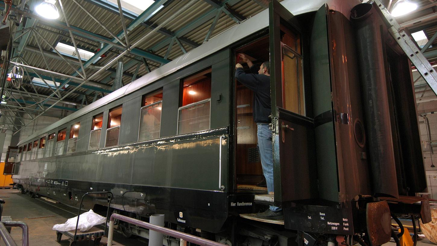 Der ehemalige Luxus-Waggon von Adolf Hitler steht nun zukünftig dauerhaft im Deutschen Dampflokomotiv Museum. Mit dem "Salonwagen 10 242" sind später auch Konrad Adenauer und Willy Brandt unterwegs gewesen.