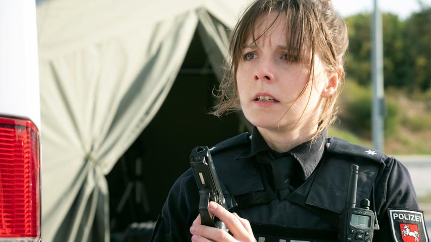 Die junge Beamtin Tine Geissler (Marie Rosa Tietjen) arbeitet Falke und Grosz in "Querschläger" zu. Die Frau leistet den zwei Bundespolizisten viele hilfreiche Dienste.