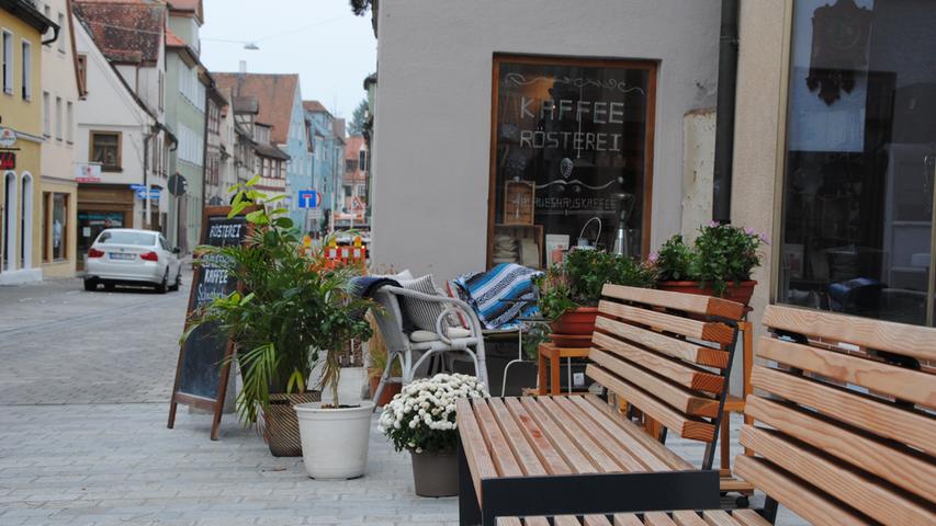 Ein paar Schritte weiter nördlich, an der Ecke zur neu gepflasterten Friedrichstraße, laden Sitzbänke und ein Café zum Verweilen ein.