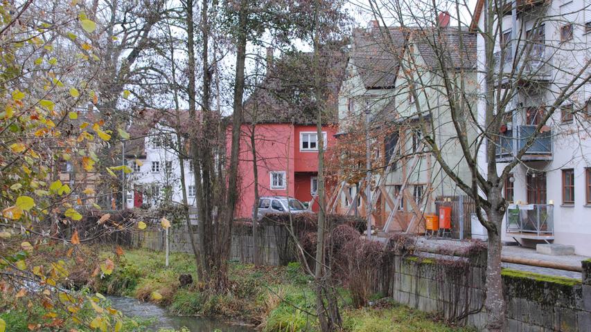 Blickt man von der Spitalbrücke in Richtung Wöhrwiese, dann sieht man ein Haus (in grün), auch unter Denkmalschutz stehend, das eine private Immobilienfirma renovieren will.