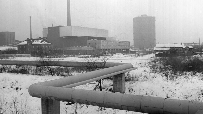 Noch führen die Ferndampfleitungen vom Gaswerk (Hintergrund) an der Müllverbrennung vorbei zu den Hauptanschlußstellen. Künftig verschwinden sie ab dem Pferdemarkt im Erdboden.  Hier geht es zum Artikel vom 2. Dezember 1969: Dampf unter die Erde