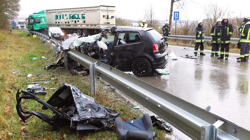 Zu einem äußerst schweren Unfall ist es Ende November auf der B2 zwischen der Anschlussstelle Treuchtlingen-Schambach und Dietfurt gekommen. Ein 19-Jähriger wurde eingeklemmt und schwerst verletzt. Nur wenige Stunden später starb er im Krankenhaus.