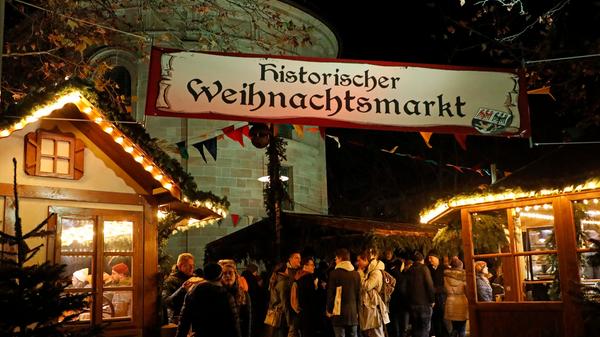 Feuerzangenbowle und Gaukler: Alljährlich verwandelt sich in der Vorweihnachtszeit der Neustädter Kirchenplatz in Erlangen in den Historischen Weihnachtsmarkt.