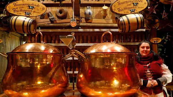Von Anfang an Zentrum des Historischen Weihnachtsmarktes: Die Feuerzangenbowle der Erlanger Schausteller-Familie Kunstmann.