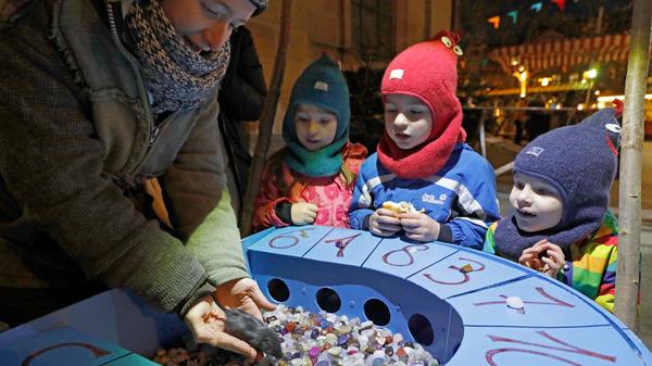 Für Kinder sind kleine Spielstationen aufgebaut.