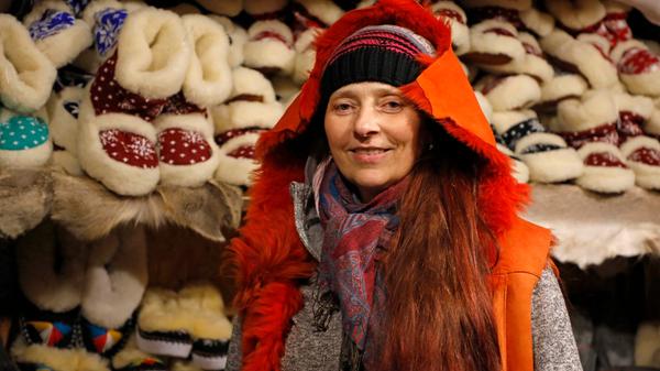 Kalte Füße im Winter? Diese Dame hat beistimmt ein Paar passender warmer Fellschuhe im Regal.