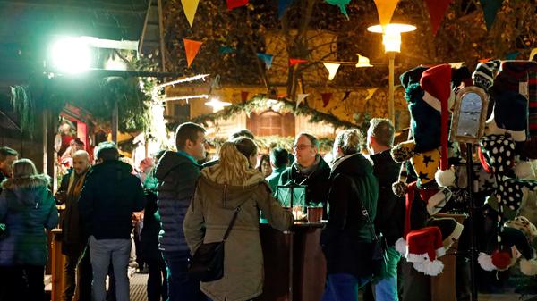 Regelmäßig kommen die Erlanger nach der Arbeit auf einen Glühwein oder eine Tasse Feuerzangenbowle vorbei.