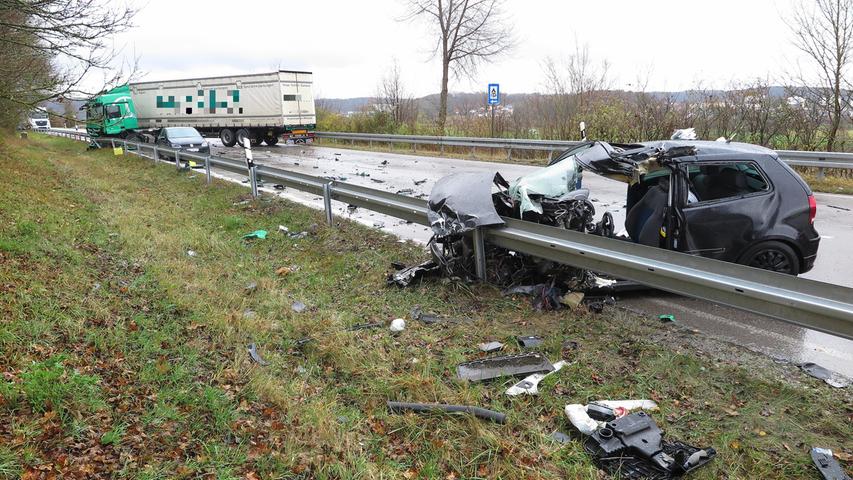 19-jähriger Autofahrer stirbt nach Kollision mit Lastwagen