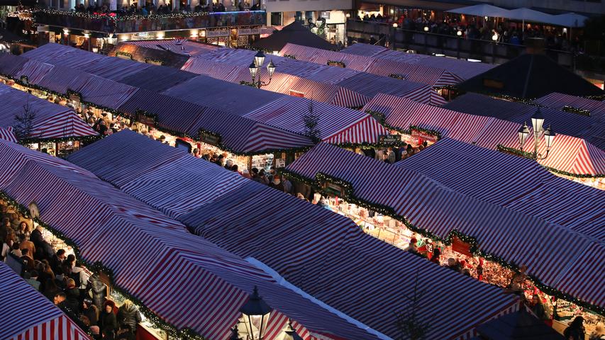 29.11.2019, Bayern, Nürnberg: Blick auf die Stände auf dem Nürnberger Christkindlesmarkt vor der Eröffnung. Foto: Daniel Karmann/dpa +++ dpa-Bildfunk +++