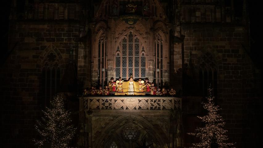 Während dem feierlichen Prolog von der Empore der Frauenkirche herrschte auf dem in Dunkelheit getauchten Markt andächtige Stille.