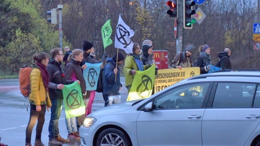Gut 20 Aktivisten blockierten am Freitagmorgen Zufahrten zum Frankenschnellweg.
