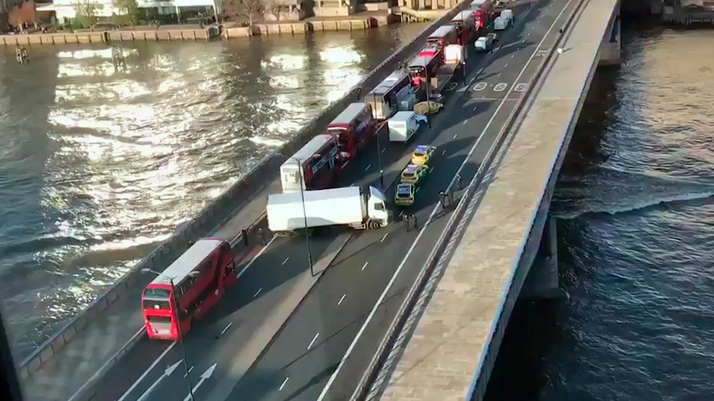 Bei einer Messerattacke auf der London Bridge sind am Freitag mindestens zwei Menschen ums Leben gekommen.