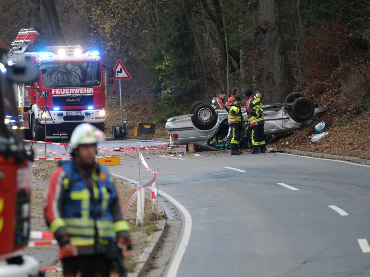 Auto überschlägt sich mehrfach bei Erlangen: Fahrer eingeklemmt Auto überschlägt sich mehrfach bei Erlangen: Fahrer eingeklemmt