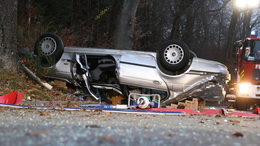Auto überschlägt sich mehrfach bei Erlangen: Fahrer eingeklemmt