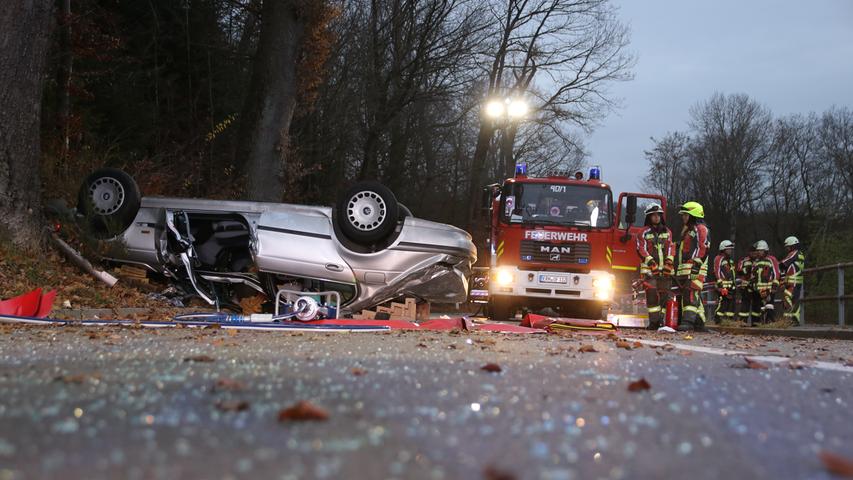 Auto überschlägt sich mehrfach bei Erlangen: Fahrer eingeklemmt