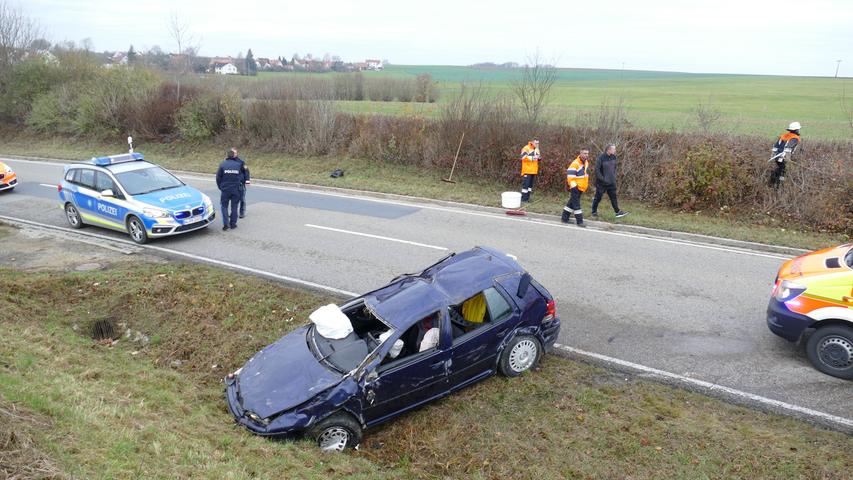 Auto prallt gegen Wasserdurchlass: 19-Jähriger schwer verletzt