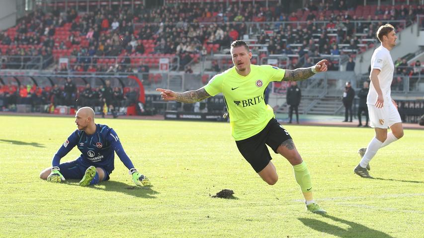 Von ronaldoähnlichen Dingen ist nach Anpfiff aber nichts mehr zu sehen. Der Club beginnt verunsichert und offenbart bereits in den ersten Minuten klaffende Lücken in der Defensive. Eine davon nutzt Wiesbadens Torjäger Manuel Schäffler nach vier Ziegerumdrehungen zur Gästeführung.