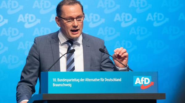 Selbst aus den Reihen der AfD gab es Kritik - allerdings nicht am Präsidenten, über den man sich in der Vergangenheit meistens eher freundlich äußerte, sondern nur an den Randalierern. Wer Parlamente gewaltsam attackiere, so Tino Chrupalla, der ziele "auf das Herz der Demokratie". Das gelte für Washington ebenso wie für Berlin. Der Name Trump fiel in der kurzen Stellungnahme nicht.