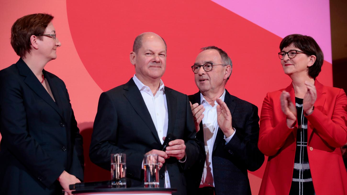 Die Sieger der Abstimmung Saskia Esken und Norbert Walter-Borjans applaudieren Finanzminister Olaf Scholz und Klara Geywitz.