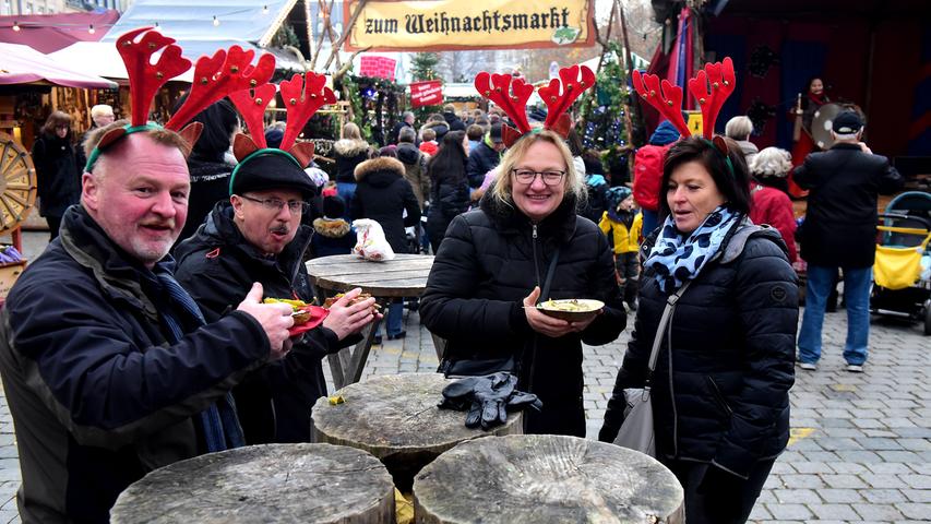 Mittelalter-Spaß und Glühwein-Genuss: Rundgang über Fürths Weihnachtsmarkt 