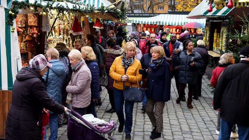Mittelalter-Spaß und Glühwein-Genuss: Rundgang über Fürths Weihnachtsmarkt 