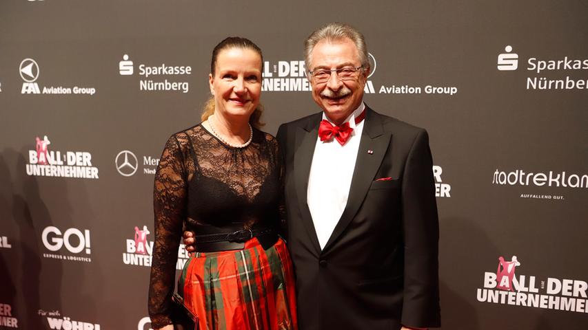 Bester Laune war auch Dieter Kempf, der Präsident des Bundesverbandes der Deutschen Industrie, mit seiner Partnerin Anke Buddenberg, die eine auffällige Robe mit Schottenkaro trug.
