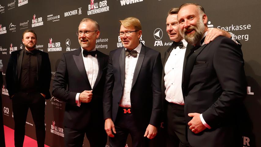 Mika Häkkinen mit den Ball-Organisatoren Simon (li.) und Andreas (re) Röschke, die stolz strahlten...
