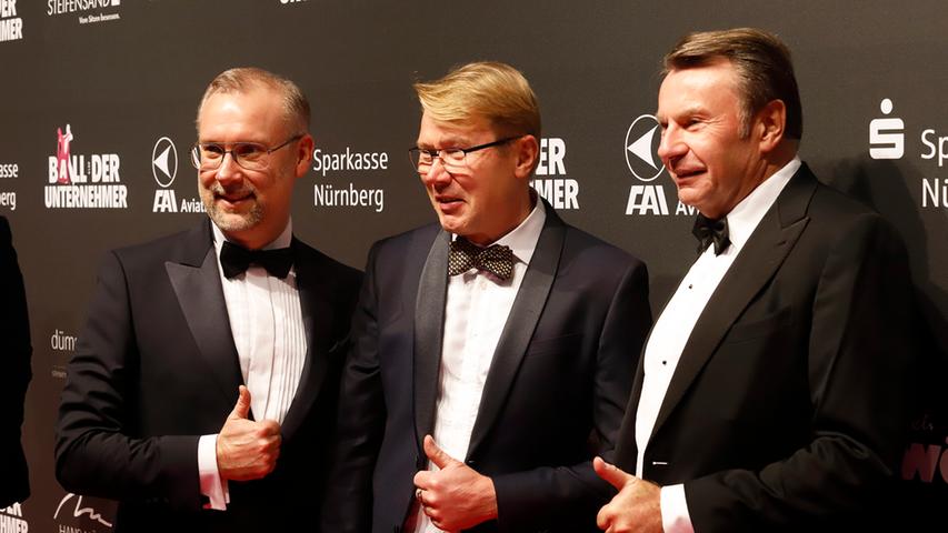 Lächelnd und gut gelaunt posierte die finnische Rennfahrer-Legende Mika Häkkinen mit Veranstalter Simon Röschke (links) und FAI-Chef Siegfried Axtmann (rechts), der den Stargast auf den Ball eingeladen hatte. Häkkinen machte dabei immer das "Daumen hoch"-Zeichen. So fand er auch den Ball: "Fantastisch, wunderschön", lobte er das ungewöhnliche Ambiente, in dem die rund 980 Gäste aus Wirtschaft, Politik und Gesellschaft feierten.