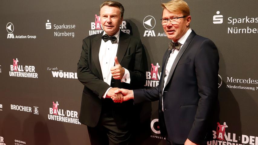 Er brachte den Weltstar zum Ball mit: FAI-Chef Siegfried Axtmann (li.) mit Mika Häkkinen.