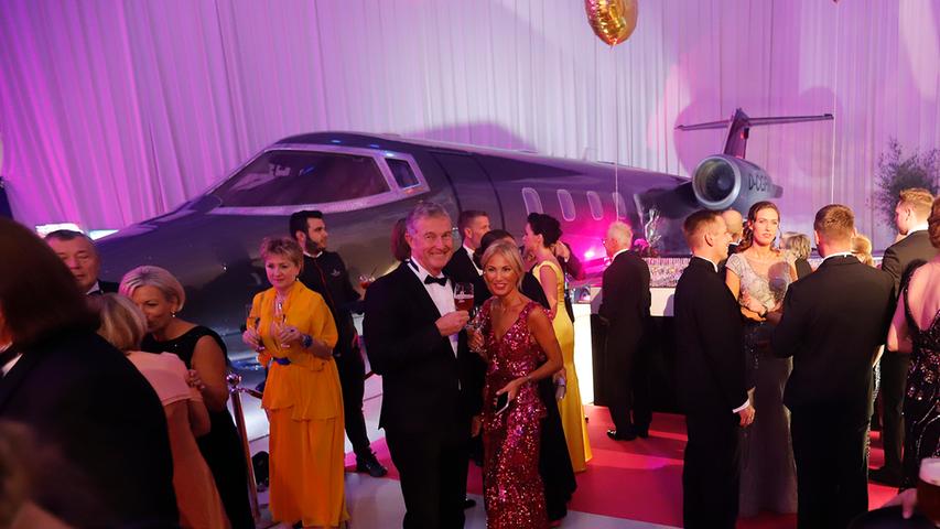 Ein Flugzeug als Deko, sonst erinnerte nichts mehr daran, dass hier sonst Flugzeuge stehen. Bis in den frühen Morgen feierten die Gäste, unter denen auch auch Unternehmer Alexander Brochier und Ehefrau Birsen (Mitte) waren.