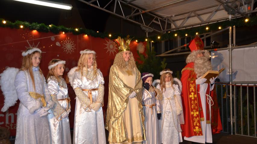 Christkind, Nikolaus und viele Besucher: So war der Start des Rother Weihnachtsmarkts