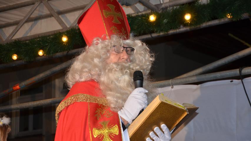 Christkind, Nikolaus und viele Besucher: So war der Start des Rother Weihnachtsmarkts