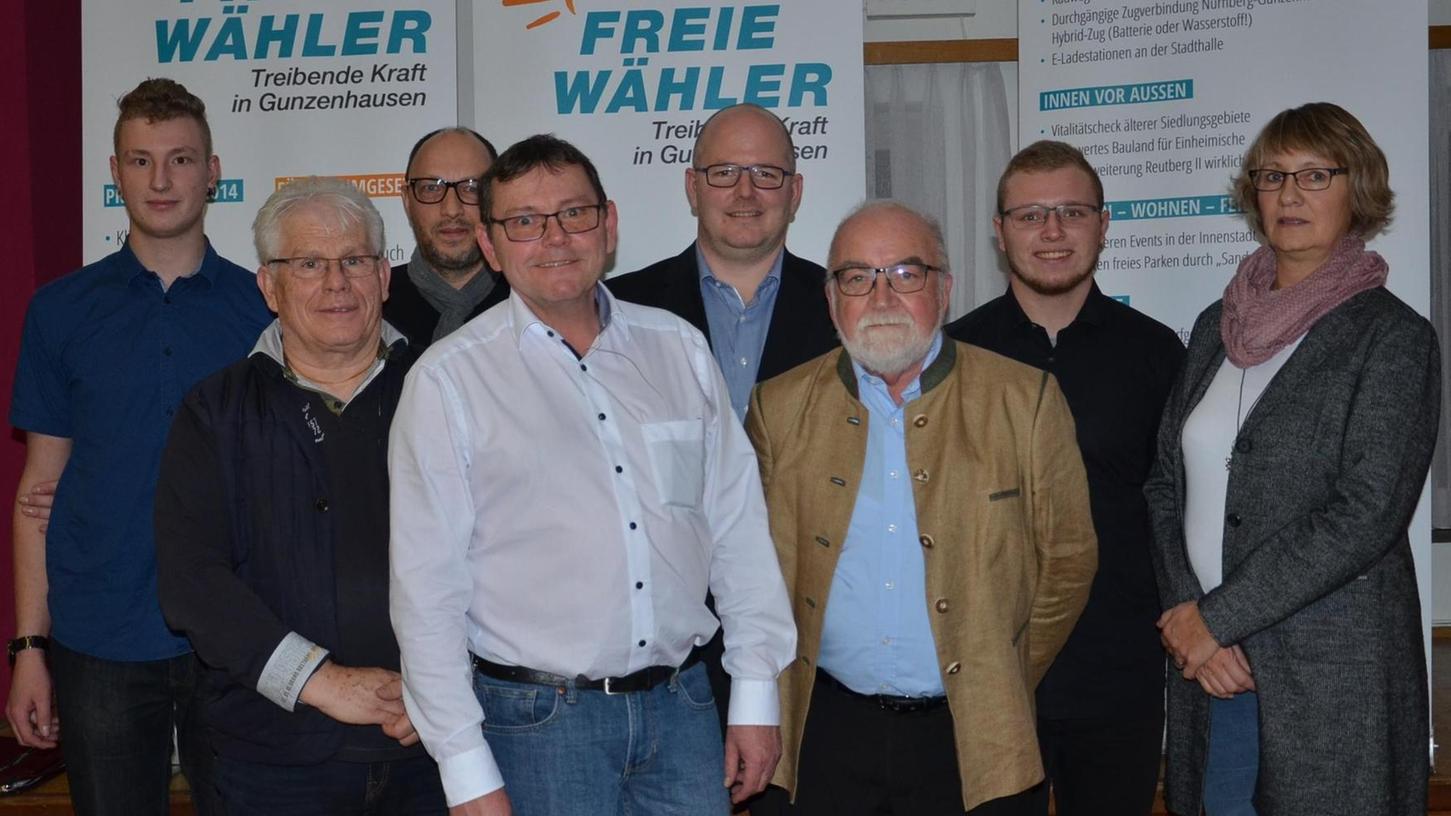Sie wollen für die FW in den Gunzenhäuser Stadtrat: Nur acht der 15 Kandidaten waren bei der Nominierung anwesend, darunter Bürgermeister-Kandidat Harald Romanowski (4. von links), Landrats-Kandidat Stefan Bauer und Stadtrat Dr. Werner Winter (5. und 6. von links).