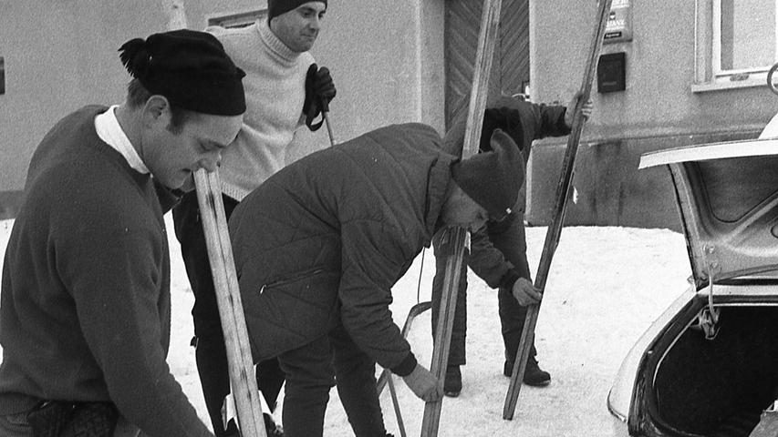 Anfang 1970 trug der Deutsche Ski-Club Nürnberg den 2. Volksskilauf am Entenberg aus. 
 Auch für den Freizeitsport gilt: Gute Vorbereitung ist alles. Die Langläufer wachsen sorgfältig ihre Skier um später umso besser voranzukommen.