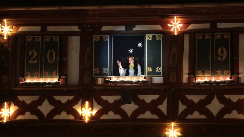 Forchheimer Adventskalender: Engel Ivanka öffnet Fenster Nr. 1 