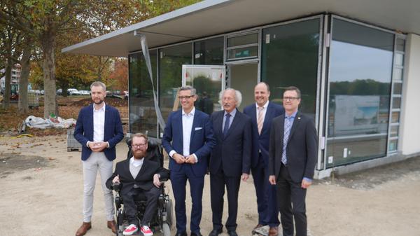 Das "Café Strandgut" am Nordufer des Sees soll 2020 in Betrieb gehen. Betreiberin ist mit "Gastronomie und Toleranz" (GuT) eine Tochtergesellschaft der Lebenshilfe. Grünflächen und Wege – das Drumherum – werden ebenfalls in Arbeit. Mit dem neuen Café entstehen Örtchen, die die Dixie-Reihen ablösen sollen.