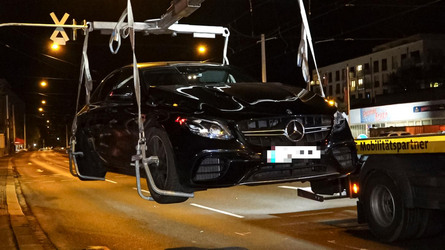 Ein  20-Jähriger raste laut Polizei mit seinem AMG über eine rote Ampel in Würzburg.