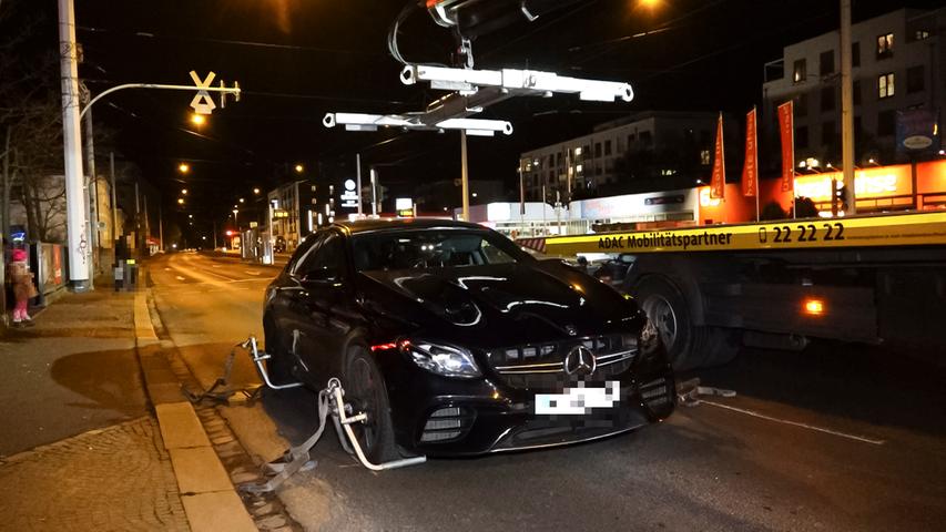 Schwerer Unfall in Würzburg: 42-Jährige von AMG erfasst
