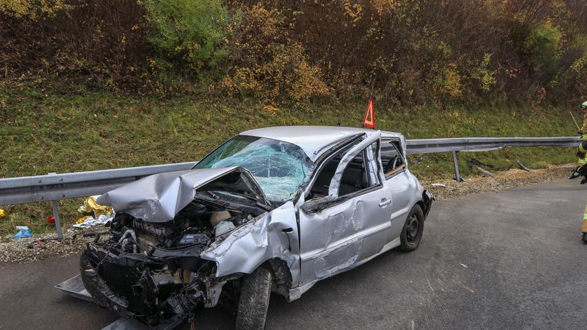Auto prallt auf A70 gegen Leitplanke: Zwei Schwerverletzte