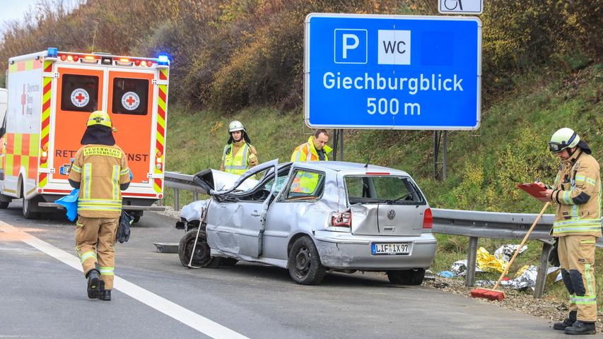 Auto prallt auf A70 gegen Leitplanke: Zwei Schwerverletzte