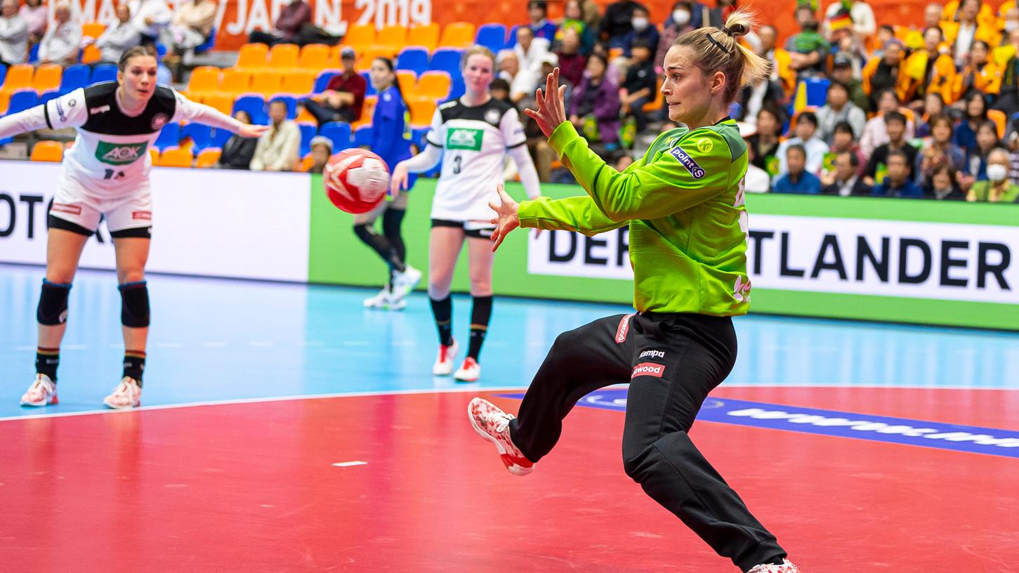 Nach ihrer starken Leistung in den Gruppenspielen gegen Brasilien und Australien setzen die deutschen Handballerinnen nun auch gegen Handball-Schwergewicht Dänemark auf Torhüterin Dinah Eckerle.