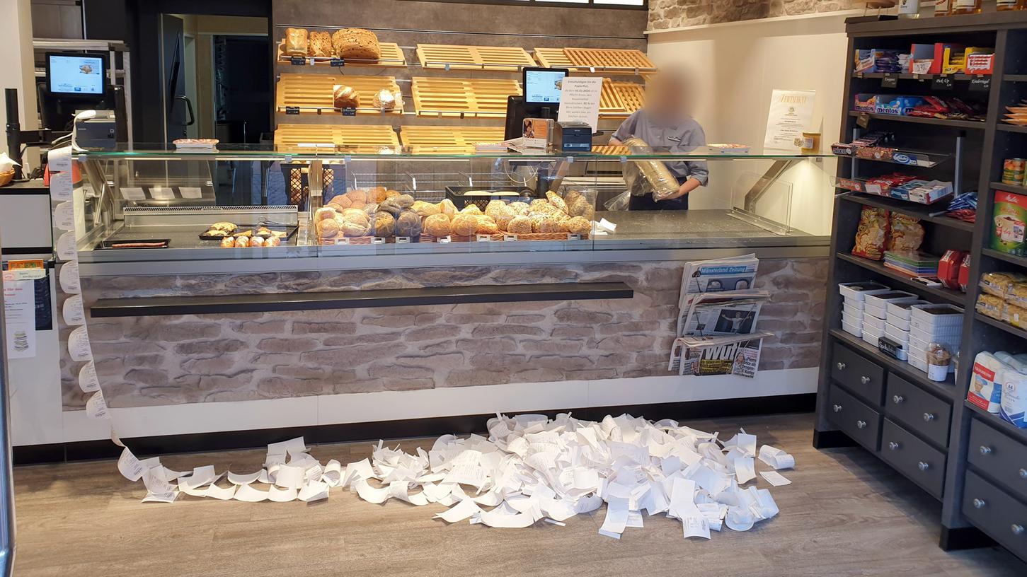 Knapp 600 Zettel liegen in einer Bäckerei in Nordrhein-Westfalen auf dem Boden: Bäckermeister Michael Tenk wollte mit dem Bild demonstrieren, was die Kassenbon-Pflicht für ihn und seine Kunden bedeutet.