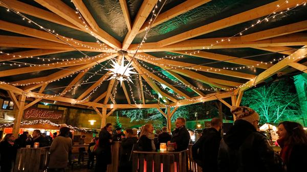 Glühwein, Ehrenamtsbuden, DJs und ein Knopf-Rekord: Der Altstädter Weihnachtsmarkt lockt mit einem alternativen Angebot nach Erlangen - und mit einer rekordverdächtigen Überdachung für die Gäste.