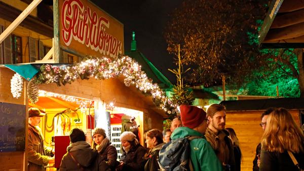 Bei Glüh-Wörner, die Macher vom Gummi Wörner betreiben den Stand, ist eine Attraktion der selbstgemachte Quitten-Punsch.