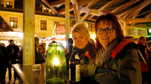 Es muss nicht immer Glühwein sein. Auch das fränkische Bier schmeckt am Altstädter Weihnachtsmarkt.